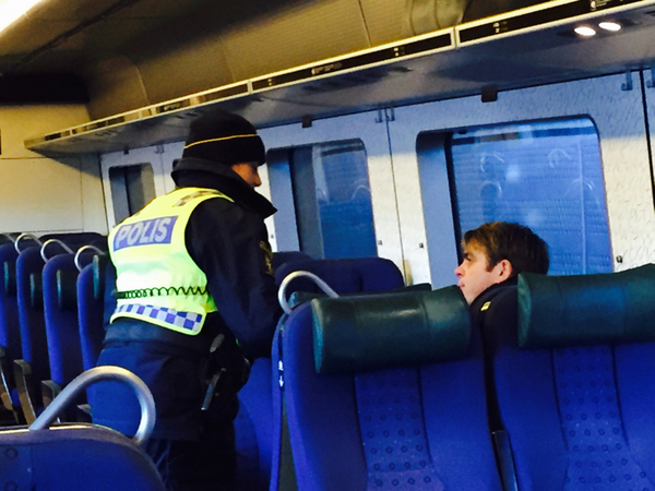 Jag och fotograf Stefan Jansson är påväg snabbt tillbaka till Malmö innan vi åker till presskonferensen i Köpenhamn. Här görs ID-kontroller på tåget i Hyllie station, och polisen frågar en resenär med vad som verkar vara ett utländskt ID-kort vad han ska göra i Sverige. Jobba, svarar han.