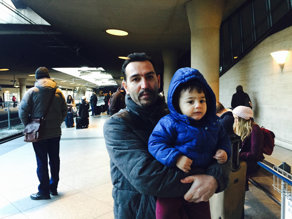 Nori enayetullah och hans familj är på väg till Malmö, där de bott de senaste fem åren.

- Det var inga problem att gå igenom, jag behövde bara visa upp mitt ID-kort så fick min son också komma med.