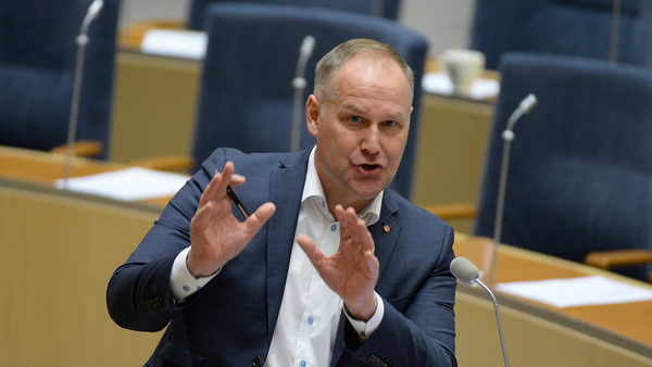 Jonas Sjöstedt i talarstolen.