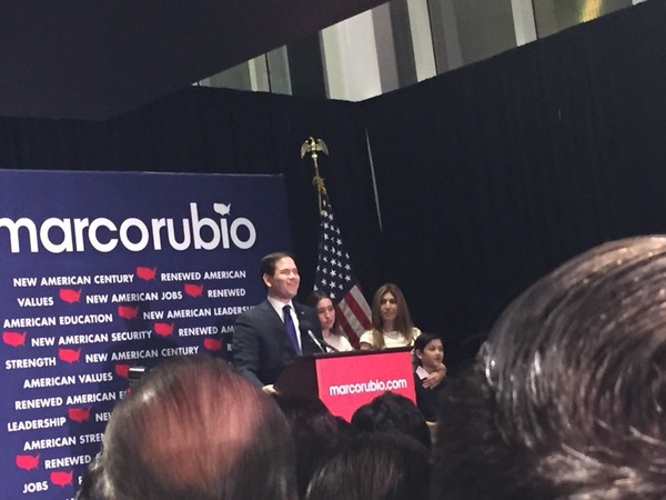 Marco Rubio börjar med att gratulera Donald Trump, till höga burop.