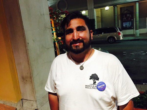 Michael har organiserat ett event för sin kandidat Bernie Sanders här i West Palm beach ikväll.
- Jag är lite besviken, jag trodde att det skulle gå bättre, att han skulle göra en mindre förlust. Men det är bra att han vann Missouri och kanske Illinois.
- Om det här var en fotbollsmatch skulle vi ligga under med 3-1. Men matchen är inte slut.