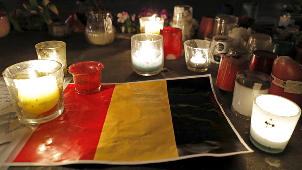 Tända ljus kring en belgisk flagga på Place de la Republique i Paris. Foto: Philippe Wojazer/Reuters/TT