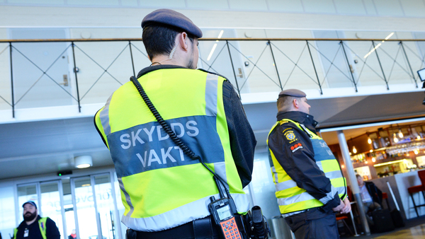 Polisen har förstärkt sin närvaro på svenska flygplatser. Här en bild från Bromma flygplats. Foto: Johan Nilsson/TT