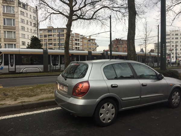 Åter i city, tung trafik nu som kan förväntas av en huvudstad som vore det en vanlig dag. Även spårvagnarna är igång på sina håll.