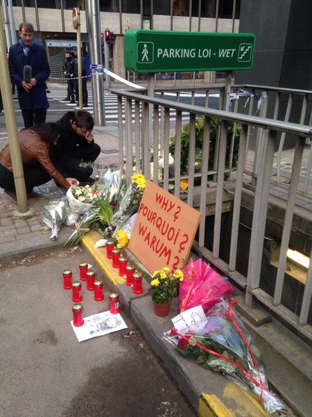 Kom ut på gatan precis och noterar nu att polisavspärrningarna på rue de la Loi, där tunnelbanestation Maelbeek ligger. Här ligger redan en hel del blommor. Folk kommer hit och tänder ljus.