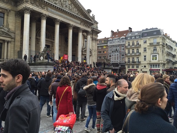 Här på Place de la Bourse har nu mängder av människor samlats.