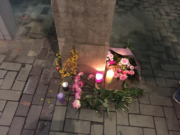 Blommor och ljus utanför Maelbeeks tunnelbanestation, där avspärrningarna på gatunivå nu nästan är helt borta.
