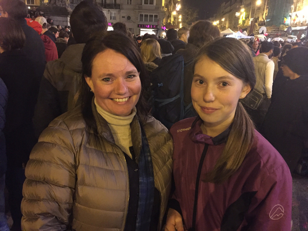 Norska Kathrine och hennes dotter Kristina kom hit på semesterresa i måndags. De hade tänkt besöka EU-kvarteren där bomben i tunnelbanan briserade, men hade inte hunnit dit när det smällde. I kväll är de på Place de la Bourse för att se hur belgarna hanterar tragedin.
– Det påminner om samlingarna vi hade i Norge efter Utøya, men ändå annorlunda. Belgarna är mer belgiska. De norska samlingarna var mer stillsamma, här är det mer livligt, säger Kathrine.