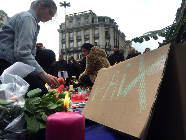 I centrala Bryssel växer blombergen. På en bit kartong har någon skrivit "fred". Foto: Ronald Verhoeven