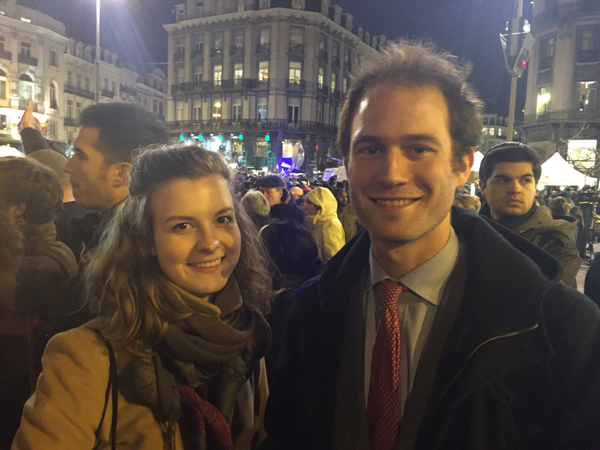 Brysselborna Laura och Hadrien har tagit sig till Place de la Bourse för att ta del av stämningen.
– Å ena är det sorgligt med tända ljus och så, men å andra sidan sjungs det sånger, folk är glada, det är varm stämning, säger Hadrien.