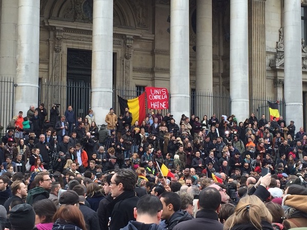Med belgiska flaggor och parollen "Förenade mot hatet" manifesterar man mot terrorn.