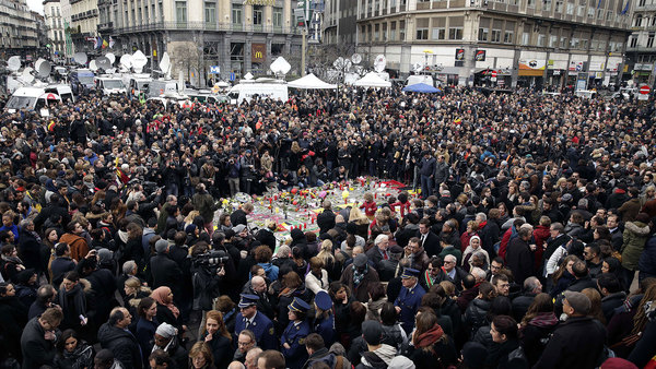 Tusentals Brysselbor samlades vid Place de la Bourse i centrala Bryssel för den tysta minuten som hölls kl 12.00. Foto: TT