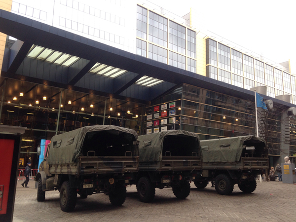 Södra station i Bryssel just nu: en salig blandning av människor i kostym, militärer, poliser och suckande resenärer som måste få sina väskor genomsökta.