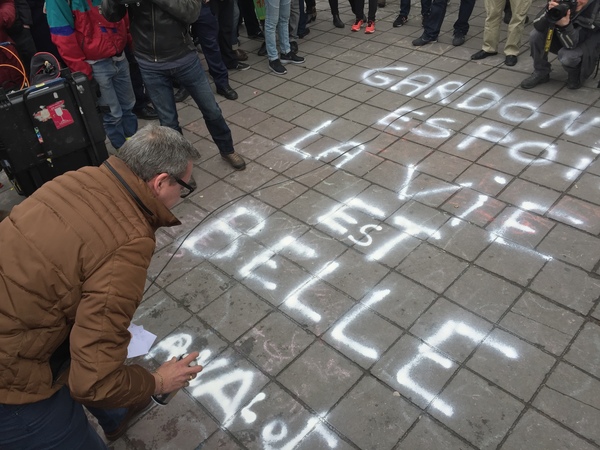 "Behåll hoppet. Livet är vackert", skriver en man på gatan i samband med den tysta minuten. Foto: Ronald Verhoeven/SVT