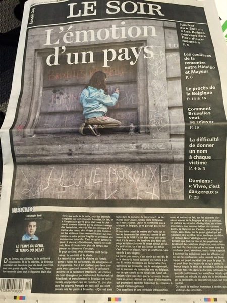 God förmiddag! Här är den belgiska nyhetstidningen le Soirs etta i dag, torsdag. "Ett lands känsla", lyder rubriken (något svår att rättvist översätta), över en bild från Place de la Bourse.