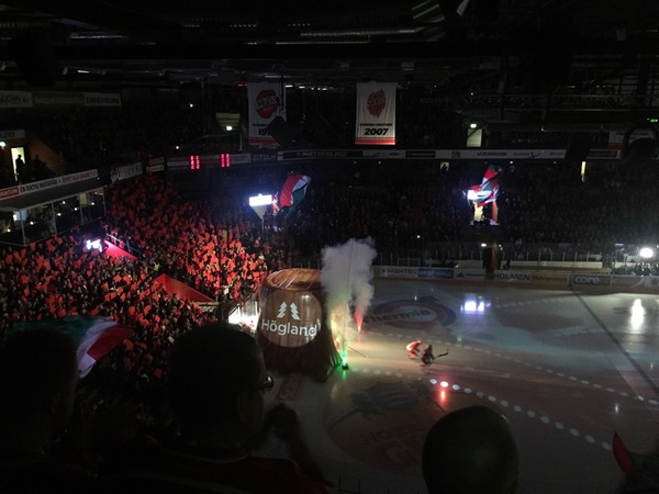 Arenan kokar. Fullsatt. #svtnyheter #modohockey
