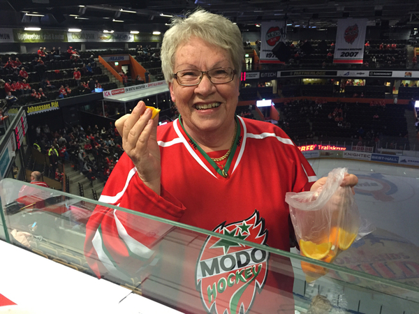 Paus och 1-1 på tavlan. Trogna supportern Agneta Nyberg Jonsson laddar alltid med apelsin i första periodpausen.