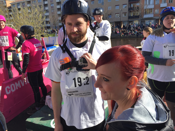 Kamera planterad på rännare nr 18. Senare kan du se deras färd ned för Fyrisån. Hoppas den är vattentät.