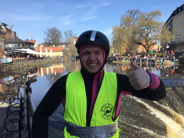 Henrik Fjärstedt är en av dykarna som står redo vid kvarnfallet.
- När rännarna ramlar i vattnet hjälper vi dem i land helt enkelt, säger han.