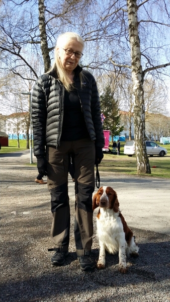 Liza Boëthius passar på att ta hunden Sasha på promenad innan det blir fullsmockat i Ekoparken.