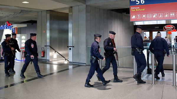 Den redan höga säkerhetsnivån på Charles de Gaulle-flygplatsen har höjts ytterligare. Det var härifrån det saknade planet startade sin sista flygning.