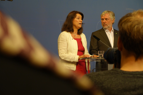 "Jag blev jätteglad när Stefan Löfven ringde", säger nya EU-ministern Ann Linde (S). Från att ha varit den mest sammanbitna av de sex på podiet under presskonferensen sprack hon upp i ett leende när hon berättade om frågan från Löfven.