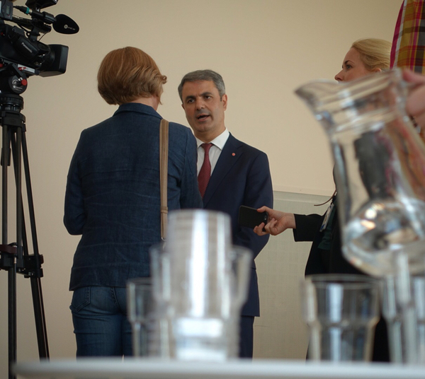 Baylan (S) får många frågor om vad han egentligen ska göra. Vad gör en samordningsminister? Han svarar att han ska jobba med att minska klyftorna i Sverige. Han ska inte bli någon ny Per Nuder, som var samordningsminister i Göran Perssons regering. Och nej, han ska heller inte bli den nya Mona Sahlin, även om hans jobb kommer innefatta att bekämpa växande religiös extremism.