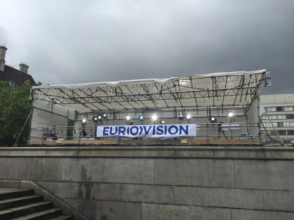 På den här upplysta scenen kommer tv-reportrar från hela Europa stå bredvid varandra och livesända i kapp senare till kvällssändningarna. Just nu är det lite lugnet före stormen...