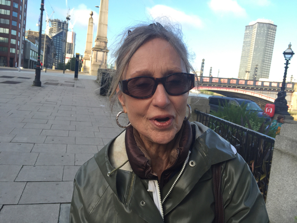 Träffar på Vee, som är överväldigad av glädje över resultatet. - Nu har vi fått Storbritannien tillbaka! Vi vill inte att någon ska bestämma hur stora våra tomater ska vara. Unionen fungerar inte. Men det här betyder inte att vi lämnar Europa, vi vill fortfarande ha kontakt med våra kära vänner Italien och Frankrike med flera. Jag tror detta kommer att få fler länder att fundera över om de ska gå ur. Vi har visat vägen!