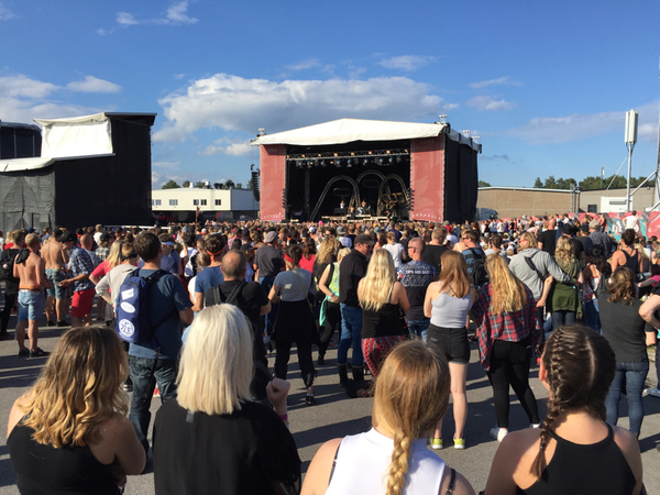 Strålande sol, allsång och skön stämning när Lukas Graham avslutar med sin monsterhit 7 Years.