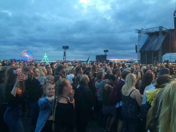 Miike Snow spelar "Paddling out"! Dansen är i full gång!