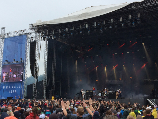 Turbonegro drar absolut mest folk nu????. "The nordic summer is here ladies and gentlemen, konstaterar Tony Sylvester aka "Ceasar Proud" aka "Duke of Nothing".