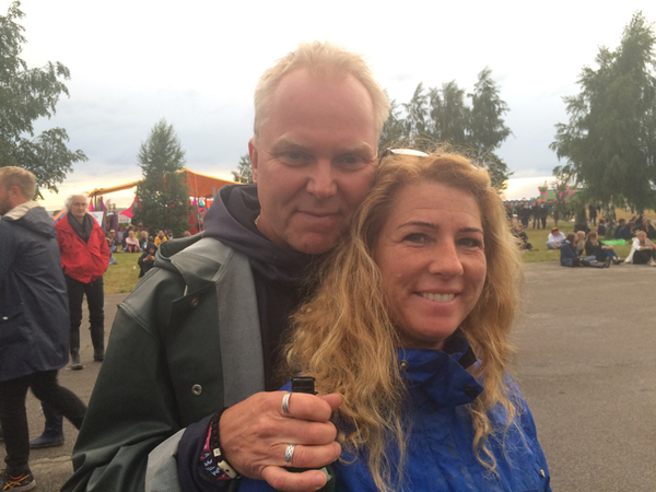 Catarina och Fredrik njuter av Melissa Horn.
– Hon gör ett starkt intryck!