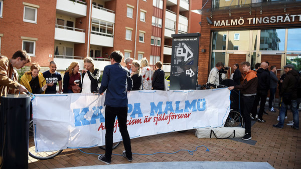 Manifestationer utanför rättscentrum. Foto: Björn Lindgren/TT
