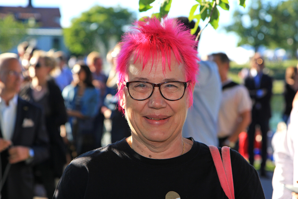 Stina påpekar att hon egentligen inte röstar på Centerpartiet, men att hon vill lyssna på alla partier ändå.  – Det här är en demokrati, och då tycker jag man borde lyssna på alla innan man bestämmer sig!