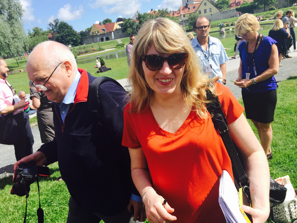 En ekonomikommentators vardag: Johanna Cervenka dyker upp lite här och var i Almedalen och lyssnar på vad politikerna säger för att senare vara med i vår sändning från Socialdemokraternas ekonomiska seminarium, ni ser henne där!