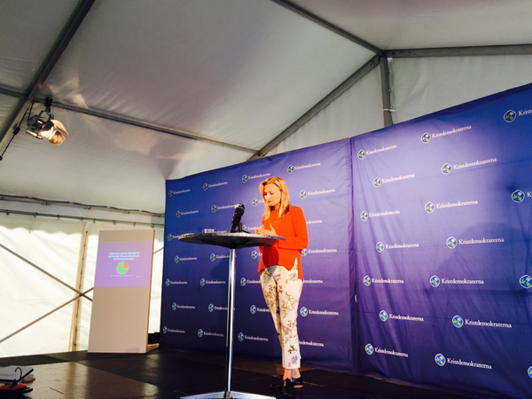 Just nu visar KD-ledaren statistik över skolan och resultat.