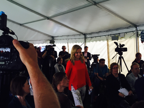 Nu är hon här och presskonferensen kan börja.