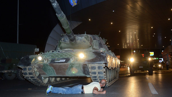 Dramatiska bilder. En man har lagt sig framför militärens stridsvagnar utanför Ataturkflygplatsen i Istanbul.