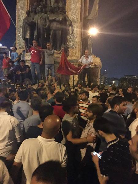 Regeringstrogna civila personer verkar följa premiärministerns uppmaning att gå ut på gatorna – här på Taksimtorget i Istanbul.