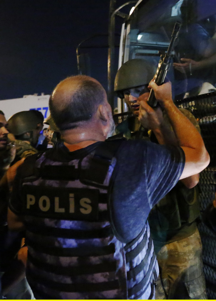 Bild från den scen som utspelade sig på Taksimtorget i Istanbul nu i natt där kuppmakare från militären lämnar över sina vapen till polisen. Foto: TT / REUTERS / Murad Sezer TPX