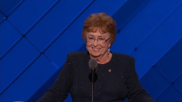"You're probably wondering, who is this sweet little lady?"
- Sharon Belkofer från Ohio presenterar Barack Obama 