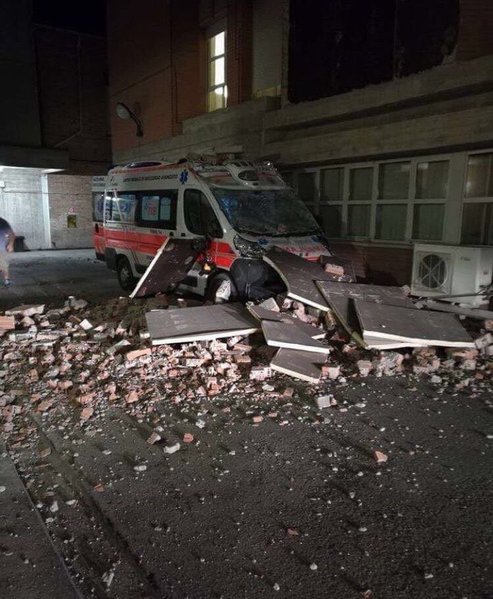 Ambulance rushing to help trapped residents in Italy crushed by falling debris. (????@

