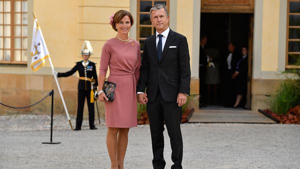 Hovets informationschef Margareta Thorgren med make Magnus anländer.