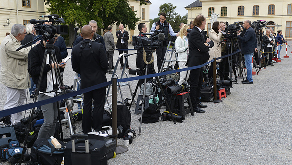 Stort mediauppbåd utanför Drottningholms slottskyrka.
