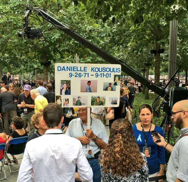 Familj till ett av de nästan 3000 offren. 