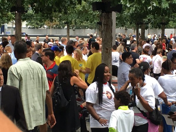 Många bär även t-shirtar med namn och bild på omkomna. På en står det "jag fick aldrig träffa min morbror". 