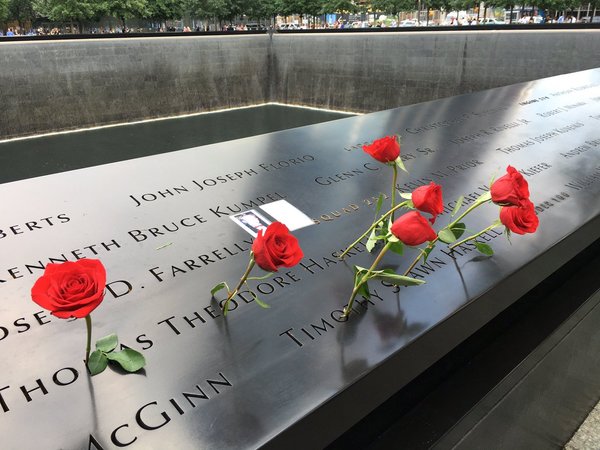 Många anhöriga stoppar blommor i namnen. 