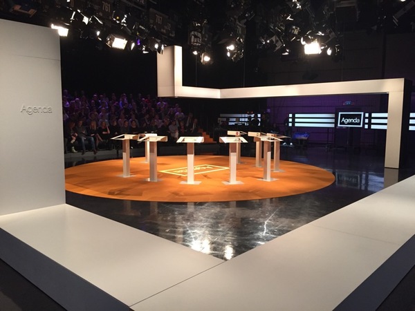 Snart fylls podiet upp. Stämningen är på topp och publiken småpratar och skrattar för fullt.