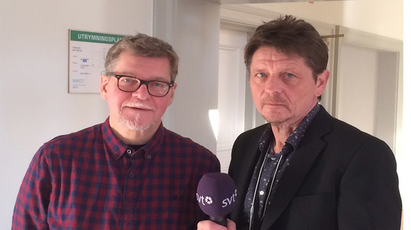 SVTs Rolf Lunneborg och Pierre Ragnehag följer händelserna på plats i Härnösand.